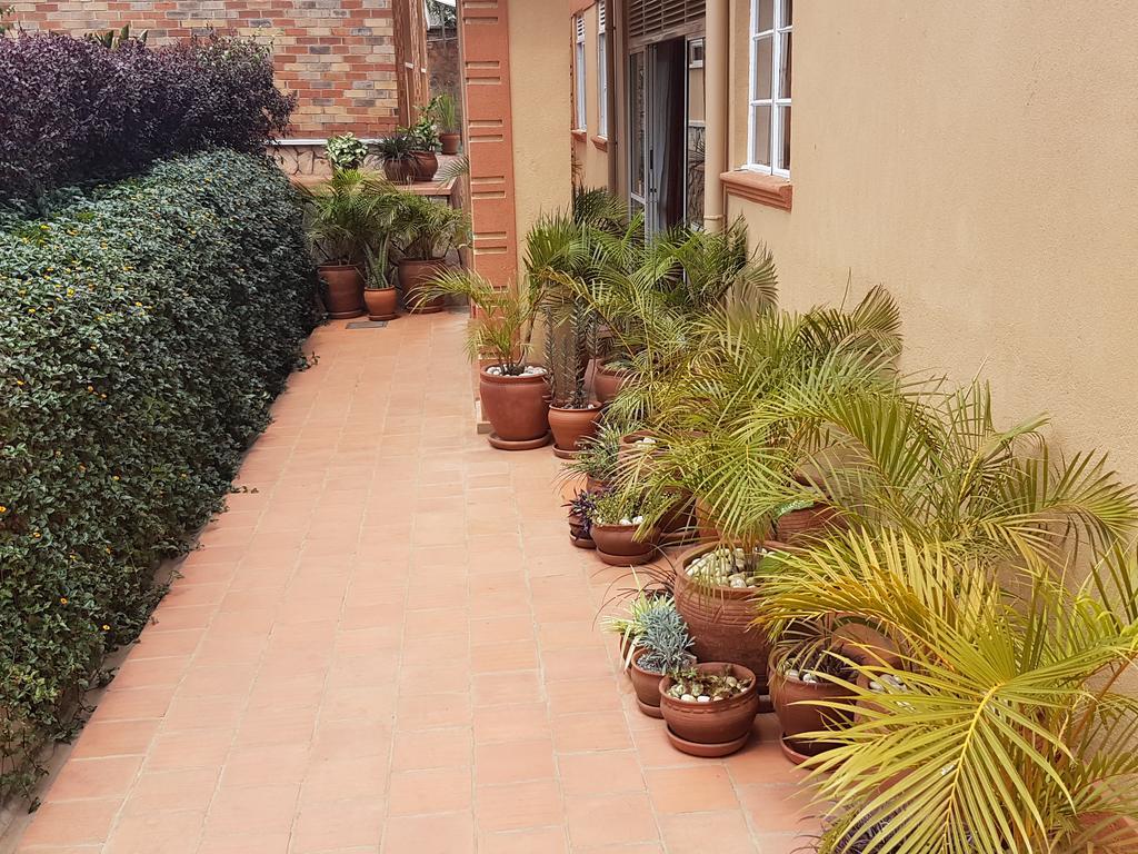 Pineapple Guest House Entebbe Exterior photo