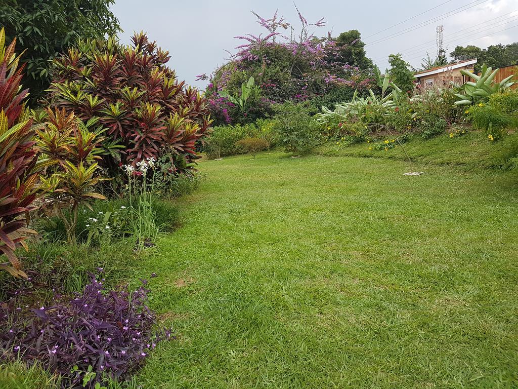 Pineapple Guest House Entebbe Exterior photo